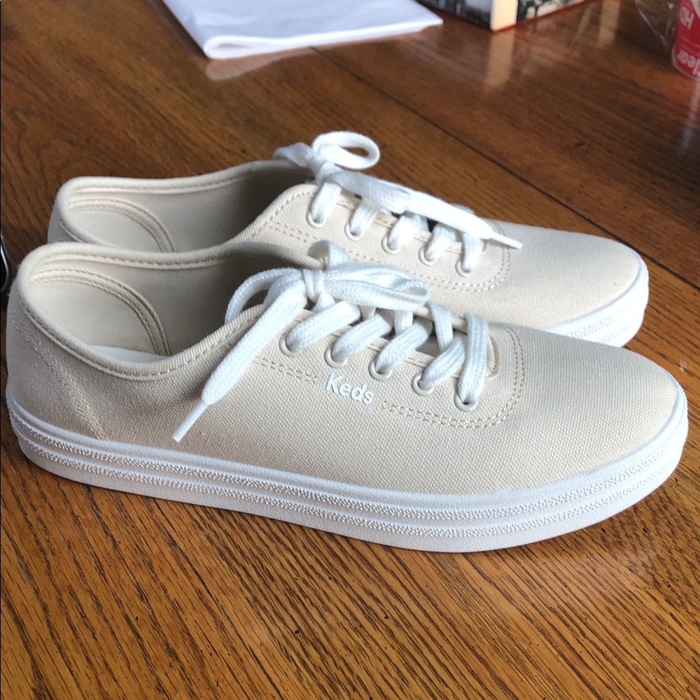 Women’s Breez Cream Canvas Sneakers Lace Up Women’s Size 7